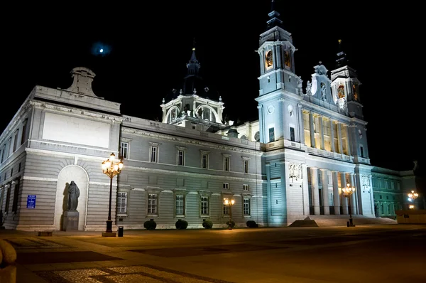 Vista de fachada de la catedral de la Almudena — Foto de Stock