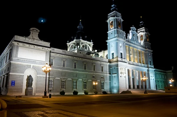 Vista fachada da catedral de Almudena — Fotografia de Stock