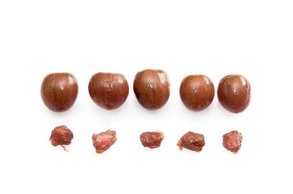 Cerejas e sementes em fila — Fotografia de Stock