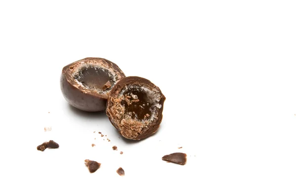 Bola de chocolate cortada ao meio com migalhas — Fotografia de Stock