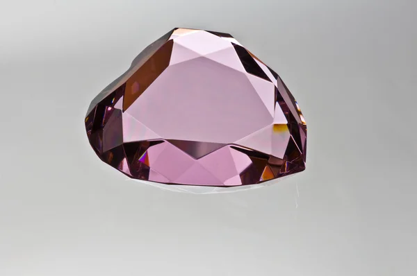 Corazón de cristal de color rosa vista lateral — Foto de Stock