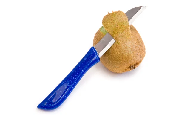 Kiwi com faca de paring — Fotografia de Stock