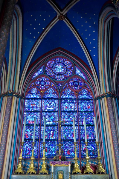Kleiner Altar mit sechs Kerzen in Notre Dame — Stockfoto