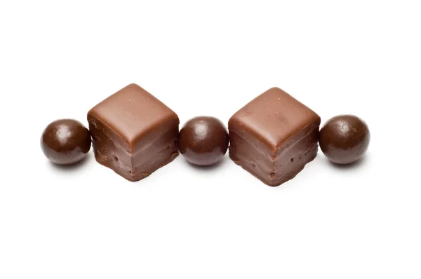 Chocolade ballen en kubussen bovenaanzicht bekleed — Stockfoto