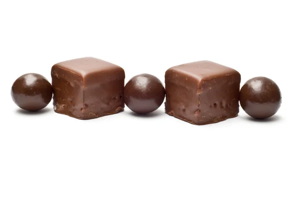 チョコレートのボールとキューブのサイドビューの裏地 — ストック写真