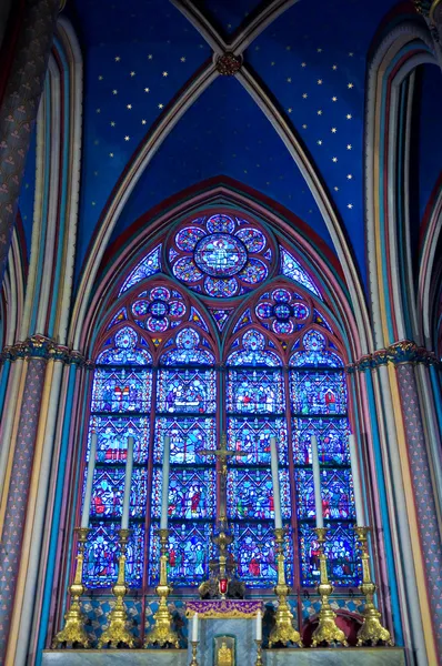Kleiner Altar mit sechs Kerzen in Notre Dame Stockbild