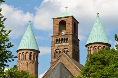 Arkadan görünüşü Erl? ser kirche