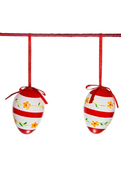 Två påskägg hänga på en röd linje — Stockfoto