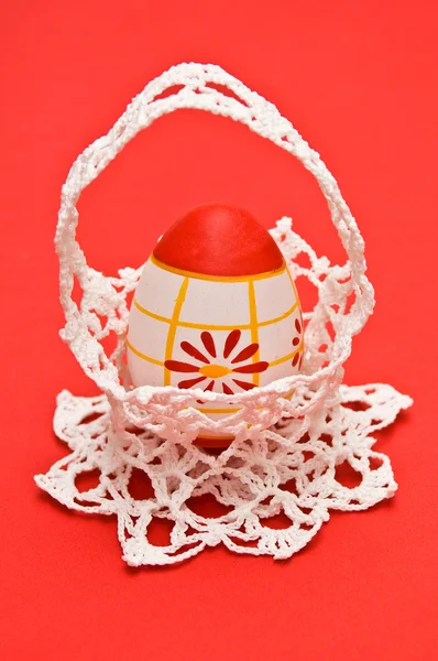 Fehér horgolt kosár húsvét tojás — Stock Fotó