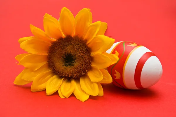 复活节彩蛋和向日葵 — 图库照片