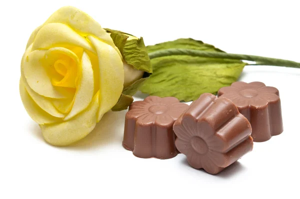 巧克力分类和一朵玫瑰 — 图库照片