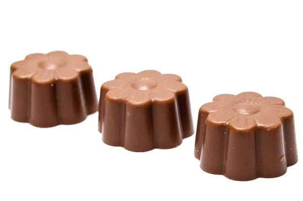 Három daisy alakú csokoládéra szortimentek az átlós arrangemen — Stock Fotó