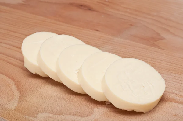 Fatias de queijo redondo diagonal — Fotografia de Stock