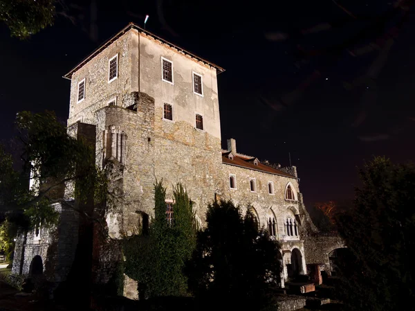 Side view of the castle of Tata at night — Stock Photo, Image