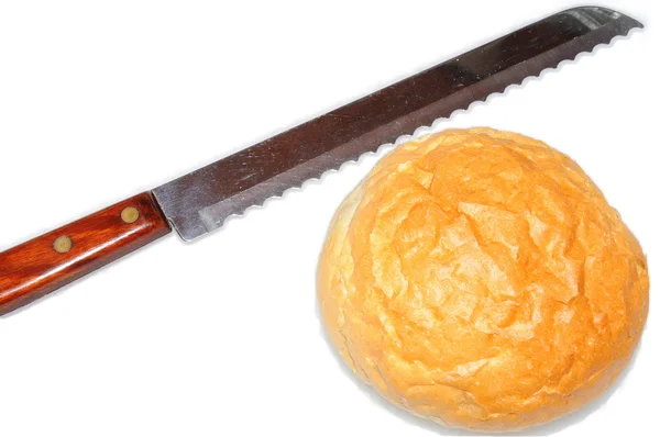 Rolo de pão com sua faca de preparação — Fotografia de Stock