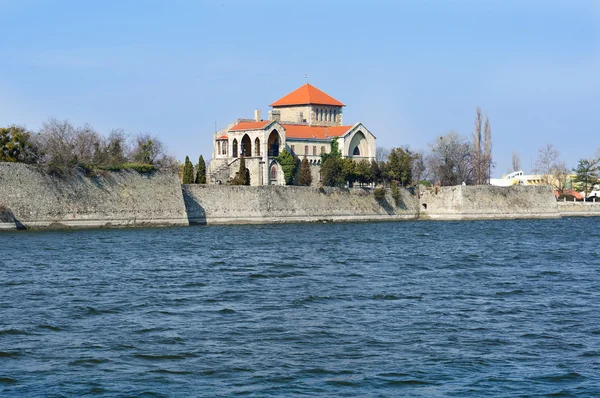 Castelo de Tata com o lago Fotos De Bancos De Imagens