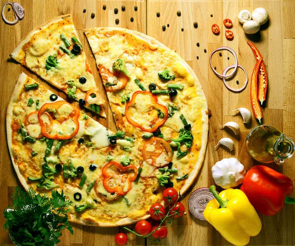 Пицца с овощами и оливковым маслом — стоковое фото
