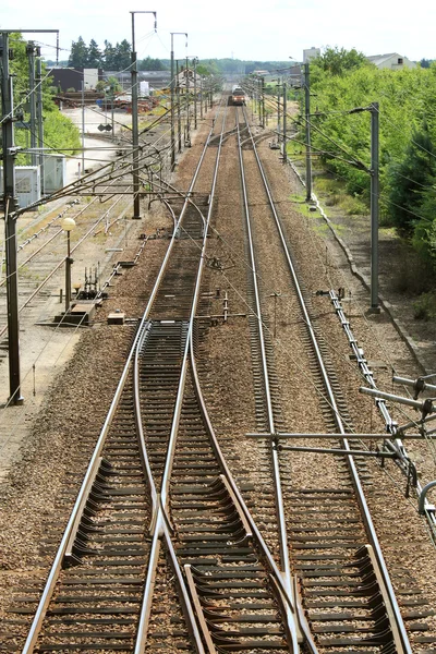 Treno su una ferrovia in arrivo in stazione — Foto Stock