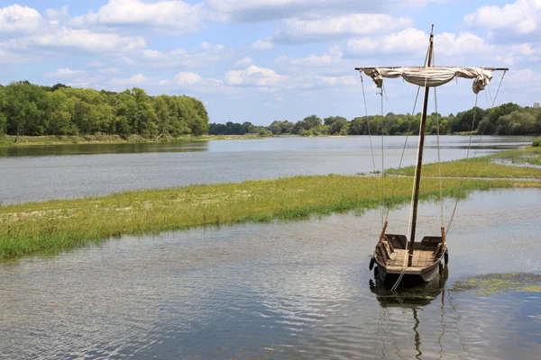 Barco em um rio — Fotografia de Stock