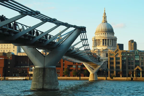 Millennium Bridge and St. Paul's Cathedral — Stock Photo, Image
