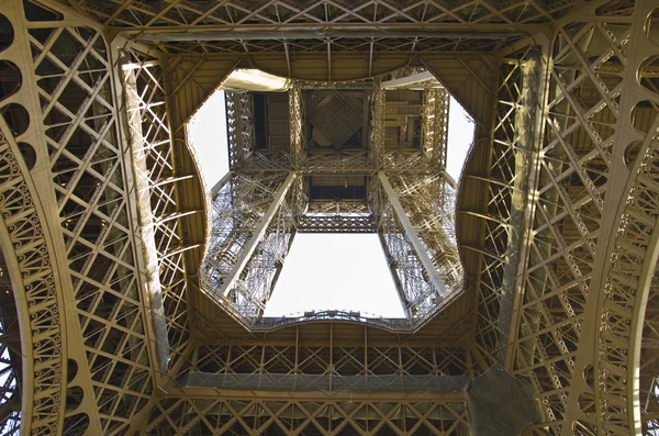 Torre Eiffel vista de perto — Fotografia de Stock