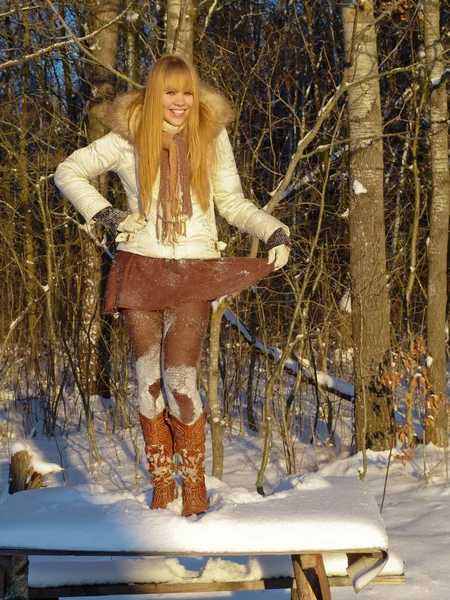 Frau freut sich über Winter — Stockfoto