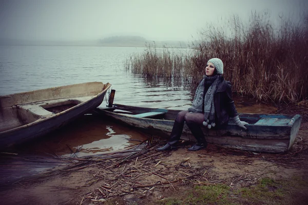 Ősz-tó és egy nő — Stock Fotó