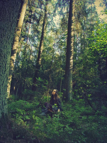 Dívka sedící v lese — Stock fotografie