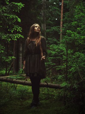 Kız ormanda ayakta