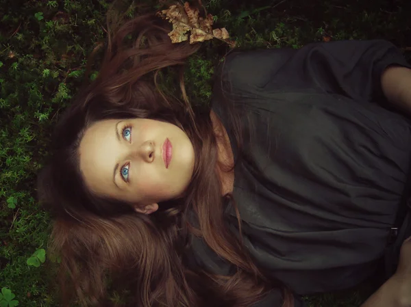Girl lying in forest — Stock Photo, Image
