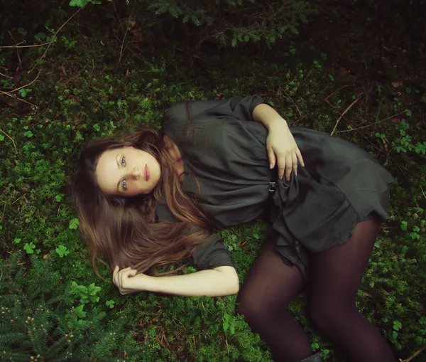 Chica acostada en el bosque — Foto de Stock