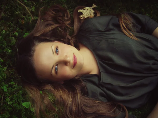 Girl lying in forest — Stock Photo, Image