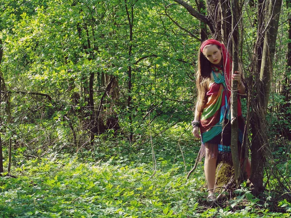 Kız ormanda ayakta — Stok fotoğraf