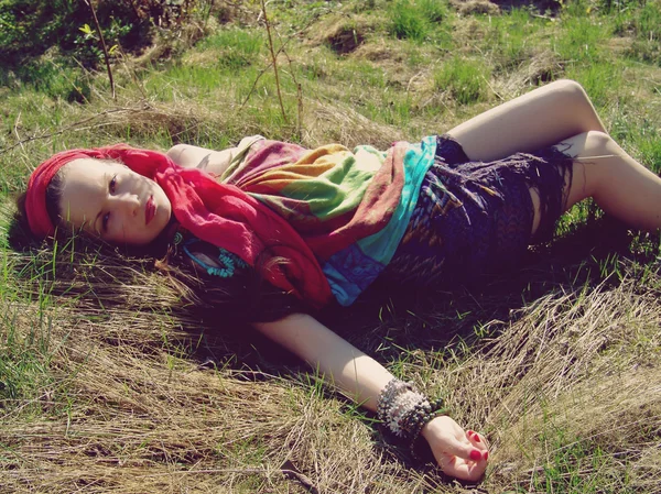Girl lying in grass — Stock Photo, Image