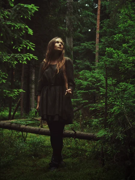 Κορίτσι στέκεται στο δάσος — Φωτογραφία Αρχείου