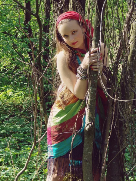 Mädchen steht im Wald — Stockfoto