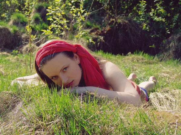 Meisje liggen in gras — Stockfoto
