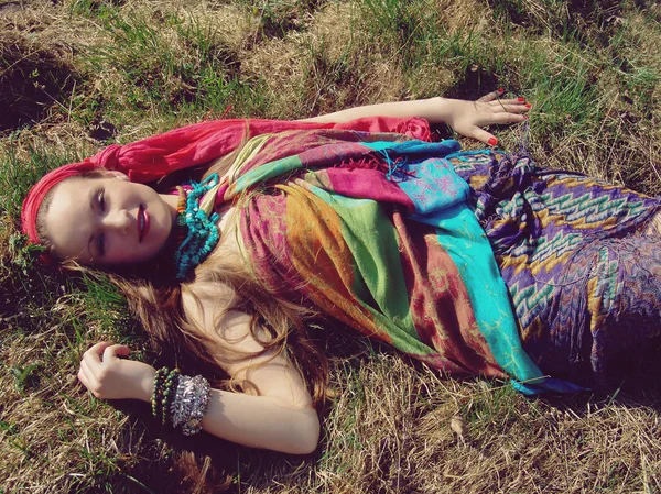 Lány feküdt a fűben — Stock Fotó