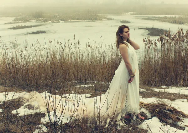 Vrouw in witte jurk — Stockfoto
