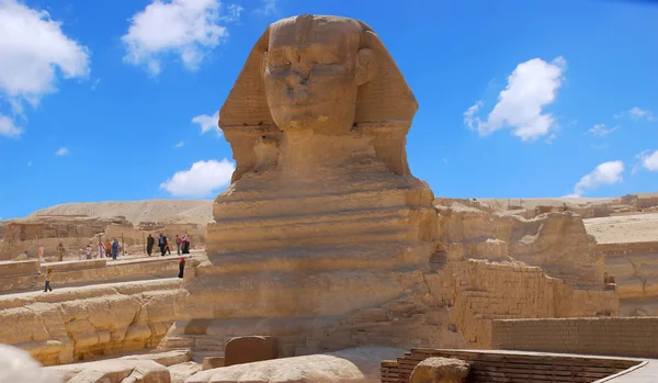 Statue Sphinx en arrière-plan du ciel bleu — Photo