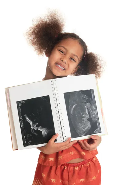 Afro Amerikaanse Aziatische zwarte kind met boek echografie geïsoleerd — Stockfoto