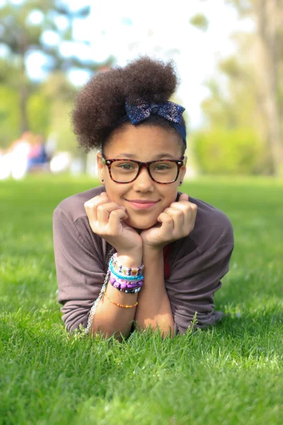 Africká americká Černá holka dítě do parku — Stock fotografie