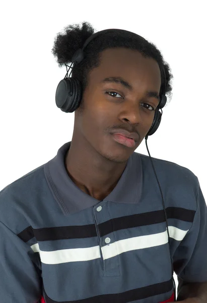 Afryki amerykański człowiek słuchając wobec muzyka na białym tle — Zdjęcie stockowe