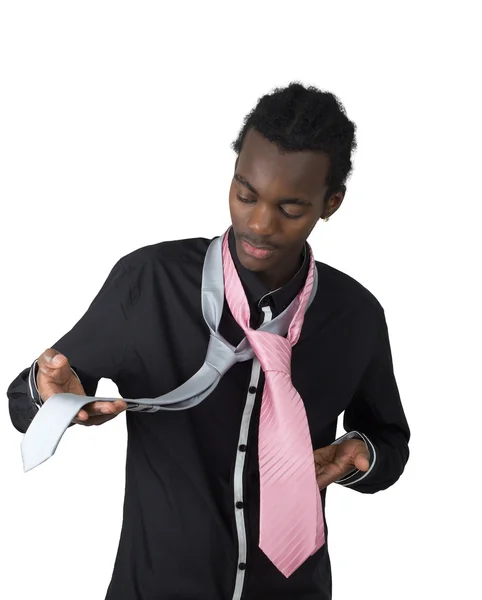 Αφρικανικός Αμερικανός που διστάζει μεταξύ δύο γραβάτα — Φωτογραφία Αρχείου