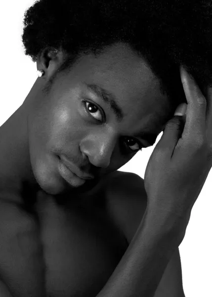 Vackra afrikanska amerikanska mannen med långt hår — Stockfoto