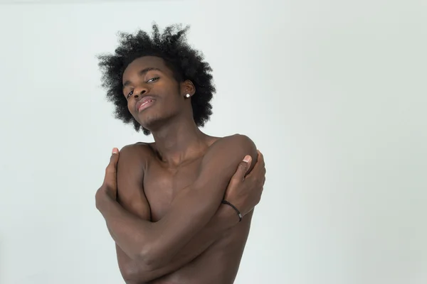 Junge afroamerikanische lange Haare nackter Oberkörper isoliert — Stockfoto