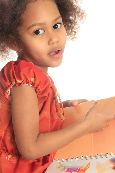 Afro-americano ásia preto criança lê um livro isolado metisse — Fotografia de Stock