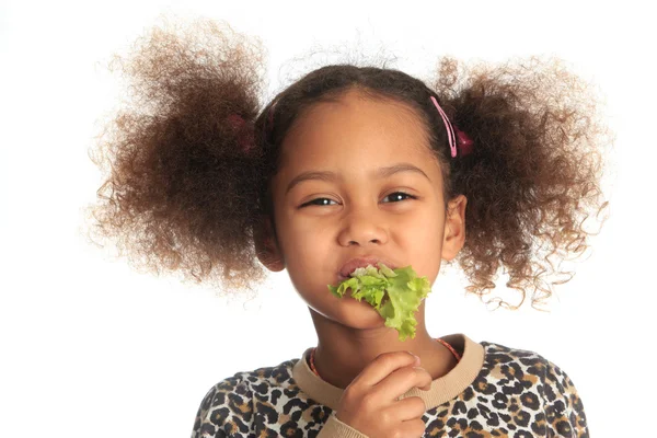 Linda criança asiática afro-americana preto criança come salada i — Fotografia de Stock