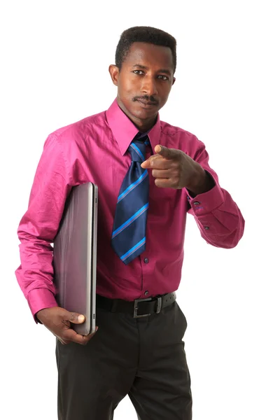 Schwarzer afroamerikanischer Geschäftsmann mit Krawatte und Computer — Stockfoto