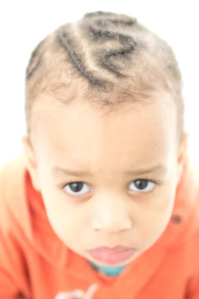 Niño afroamericano con trenza negra y bebé metisse —  Fotos de Stock